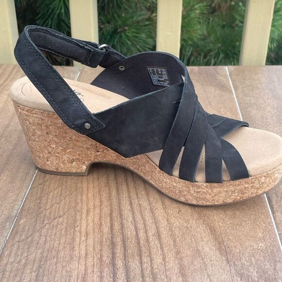 Clarks Women's Giselle Glow Nubuck Leather Wedge Sandals Black WIDE - Picture 2 of 9